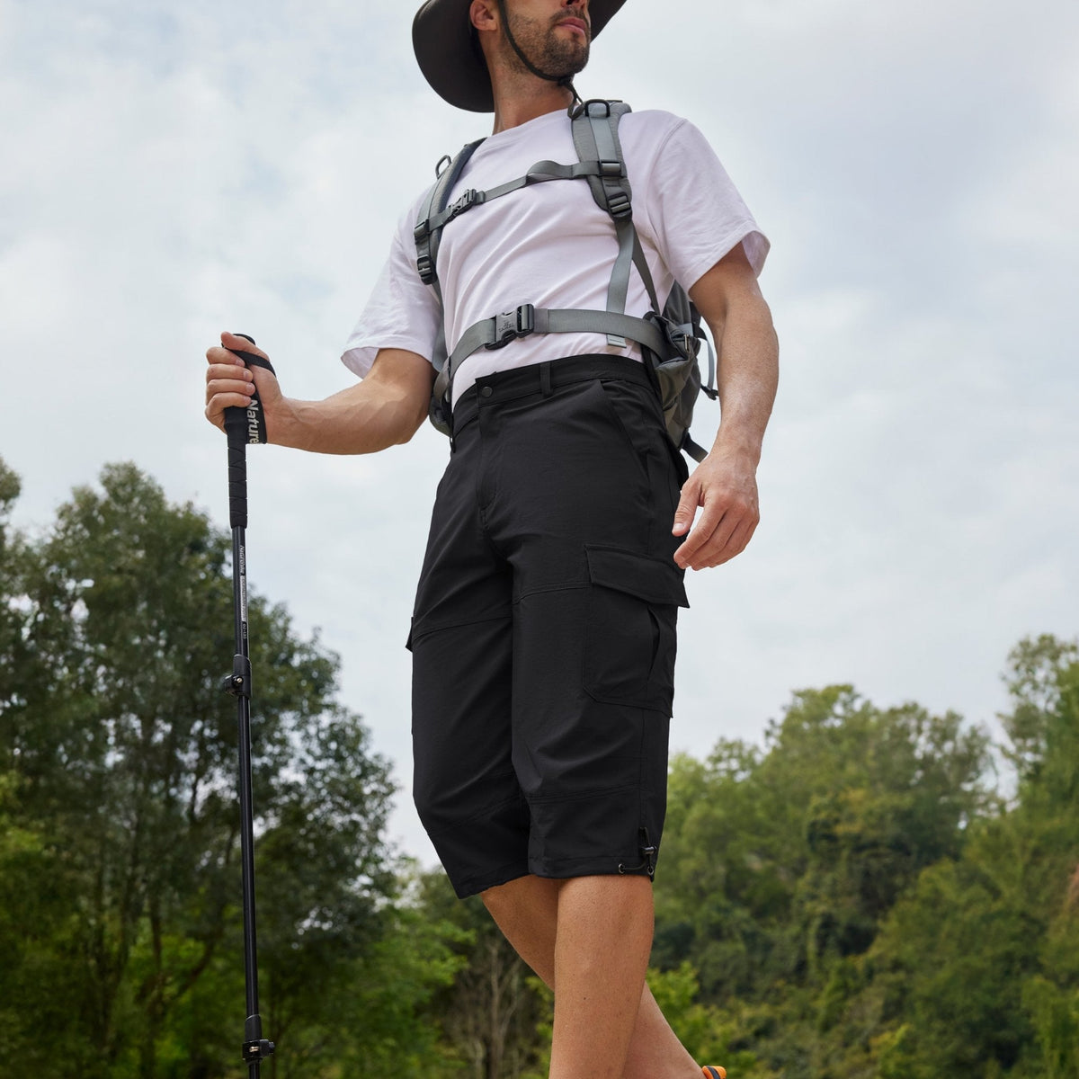 Man hiking in the men's 3/4 pants in Black