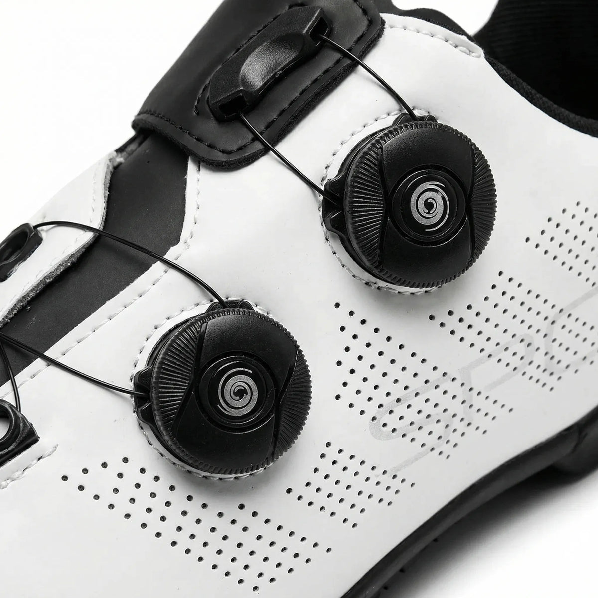 Close-up of the two dials and cable laces on the flat pedal cycling shoes